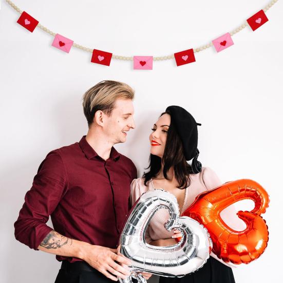 Yousheng Фетровый конверт Деревянная гирлянда из бусин на День святого Валентина Красная и розовая Романтическая подвесная гирлянда Баннер для украшения годовщины свадьбы