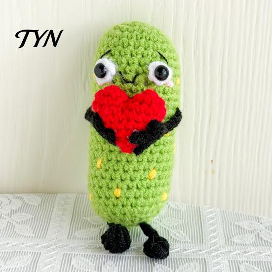 Kimchi Desk Ornament 1/2Pcs Crochet Holding Heart Pickle, Handmade Knit Cartoon Yarn Handwoven Pickle Toy Doll for Decoration Ornament, Valentine's