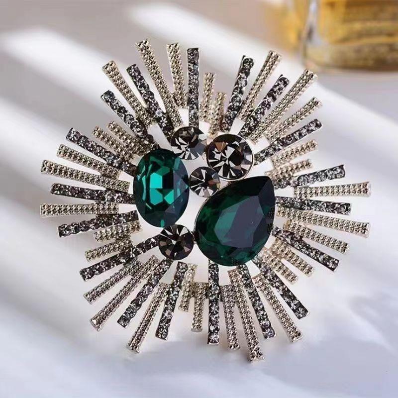 Brooch High-End Sense Niche High-End Women'S Silk Scarf Buckle Alloy Corsage Small Fragrant Wind Pearl Rhinestone High-End