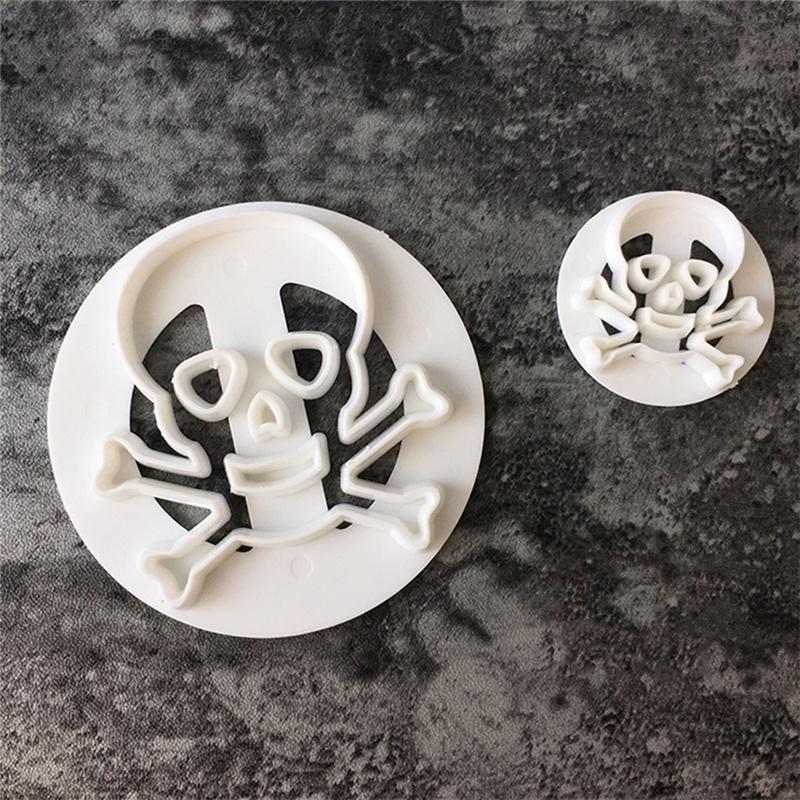 2Pcs/set Skull Shape Fondant Cake Cookie Sugarcraft Cutters Molds Tools Halloween Pirate Flag Cake D