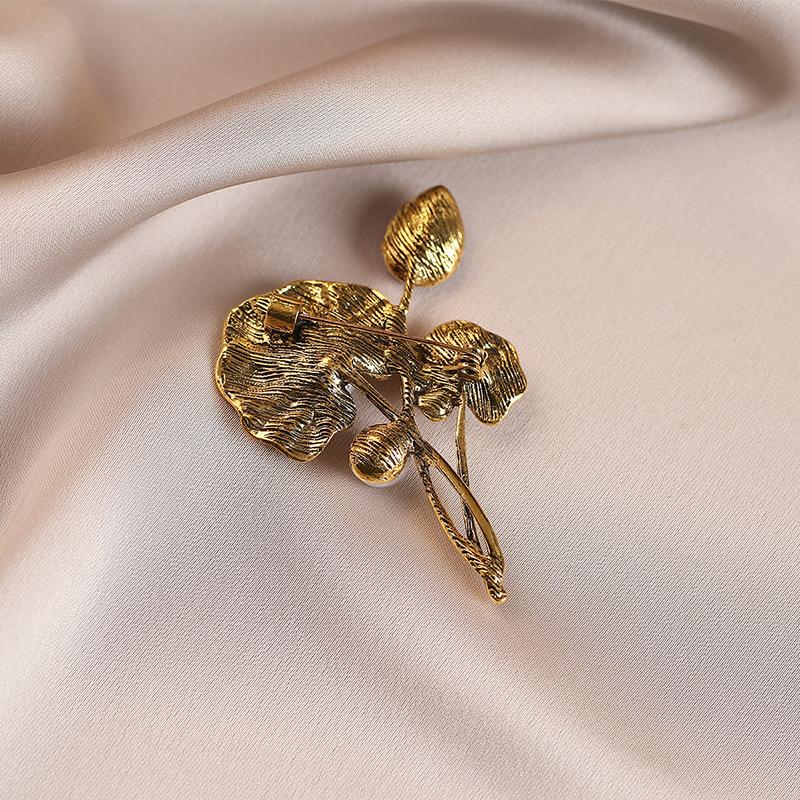 Retro Court-style Pearl Brooch for Women, with A Light Luxury and High-end Feel. Floral Brooch, Elegant and Leak-proof