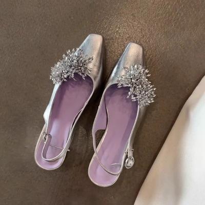 Новый стиль обуви — это туфли с квадратным носком и неглубоким вырезом, с женственным очарованием и откидным верхом со шнуровкой.