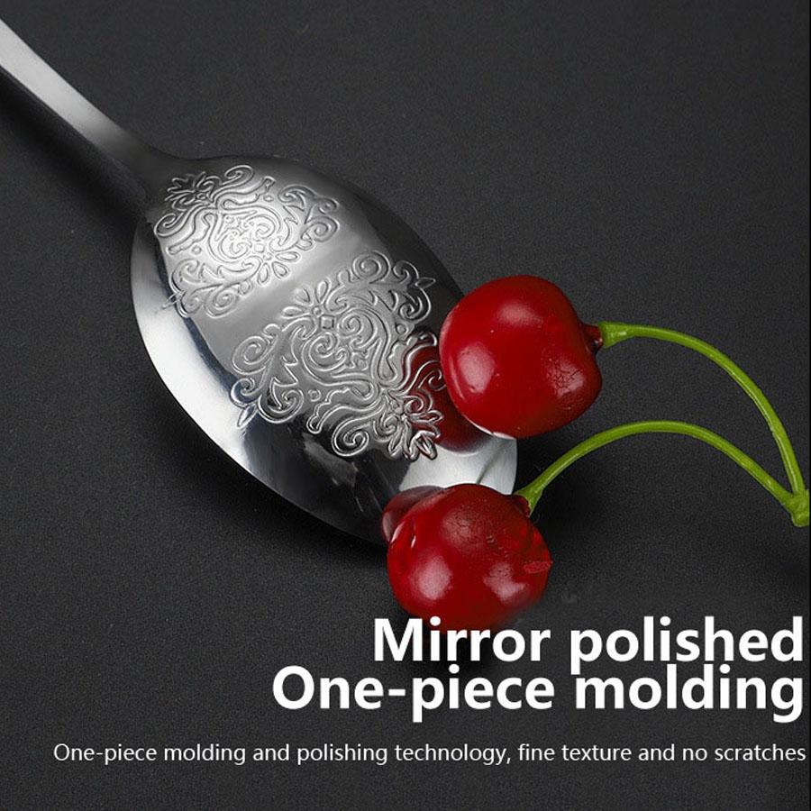 Набор столовых приборов из нержавеющей стали серебристого цвета: нож, вилка, ложка. Набор столовых приборов для ресторана, отеля. Ручка с изысканной резьбой.