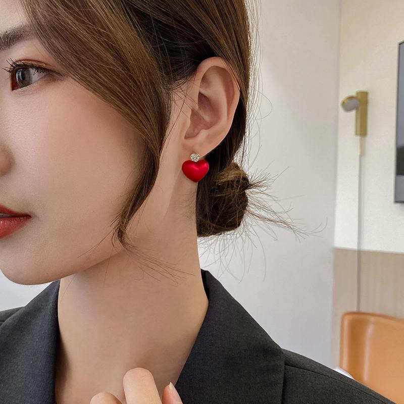 Серьги-подвески в форме сердца из серебра 925 пробы — модные, универсальные и в корейском стиле с акцентами из стразов