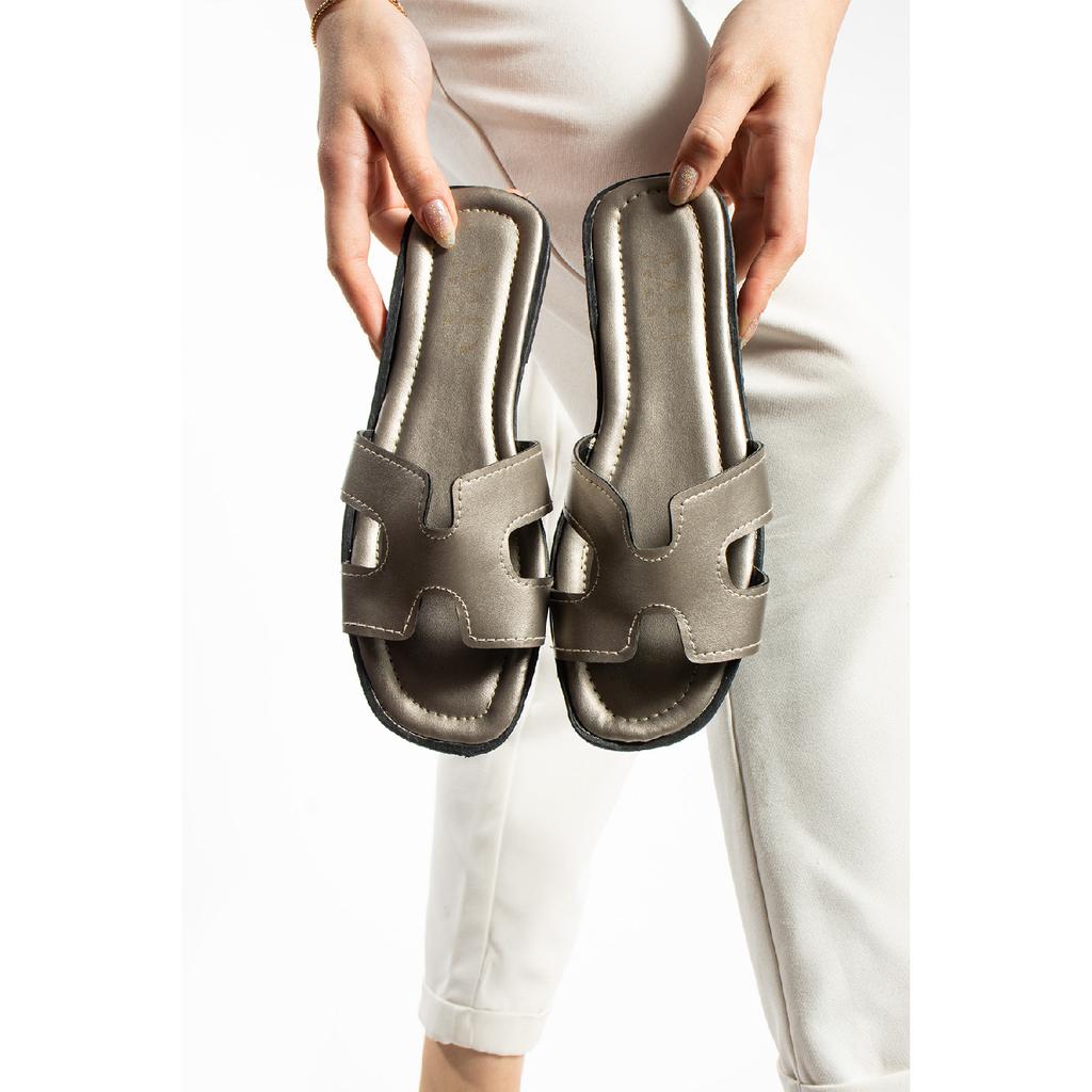 Желто-коричневые женские тапочки с открытой передней и боковой частью. Уличные и домашние тапочки.