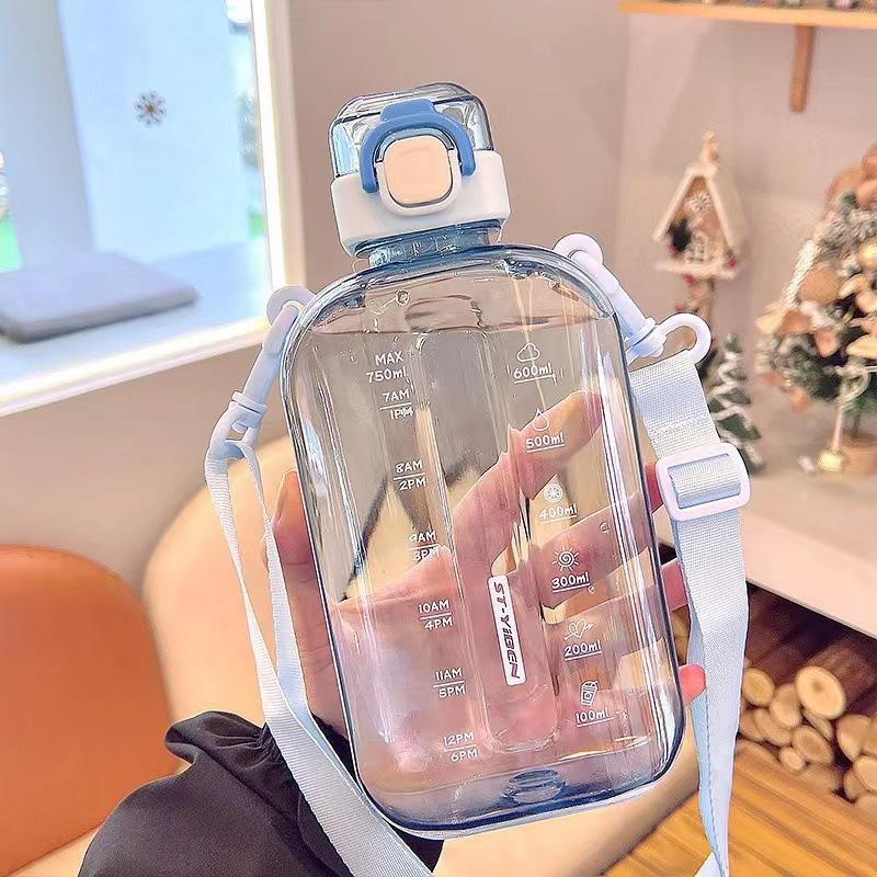 Плоская квадратная прозрачная бутылка для воды, портативная дорожная столовая с регулируемым ремешком, элегантная тонкая бутылка для спорта, кемпинга