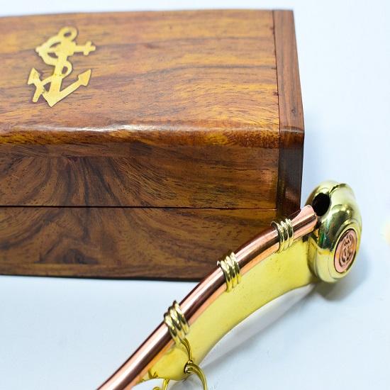 Ожерелье со свистком в деревянной коробке