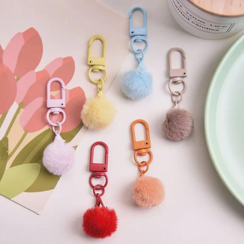 Брелок для ключей в виде разноцветного плюшевого шарика с молочным кулоном, абажуром в виде макарон и вращающейся пряжкой.