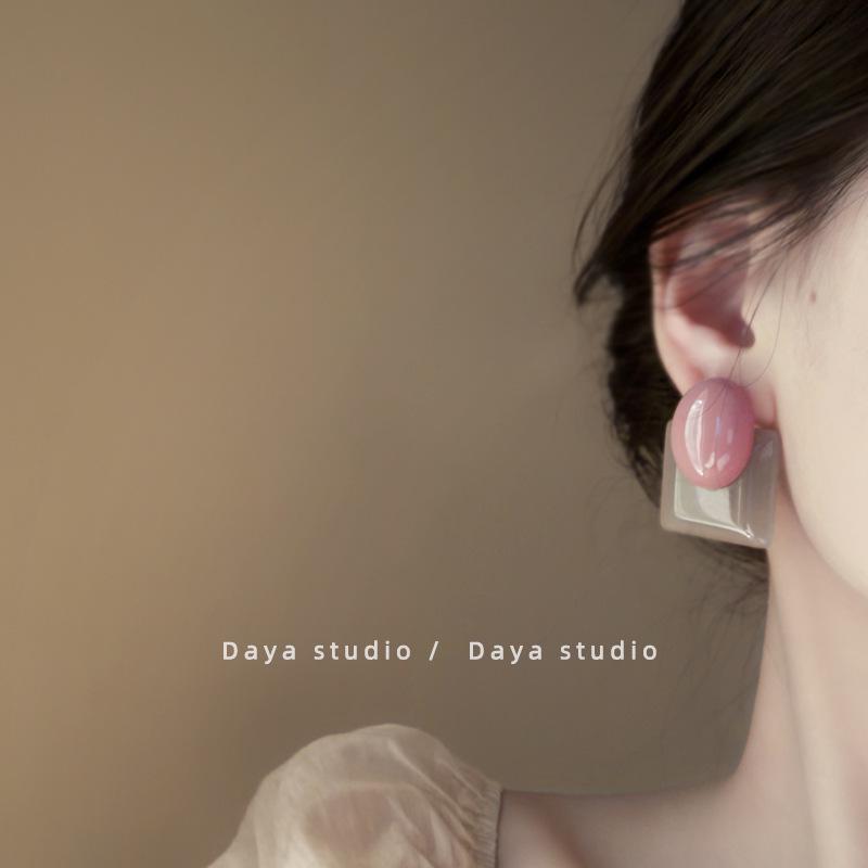 Геометрические серьги Niche French Retro из смолы с контрастной цветной строчкой