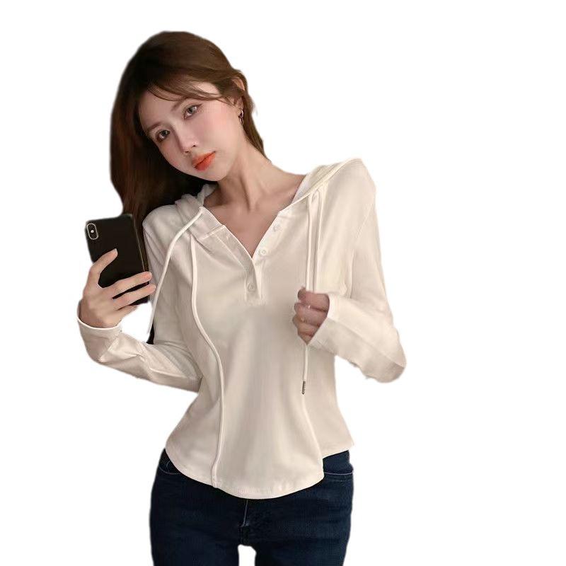 Женская осенняя футболка с капюшоном и длинным рукавом приталенного силуэта