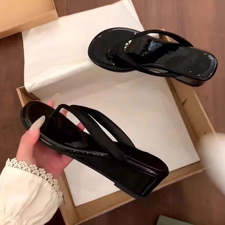 Французский скошенный каблук, щиплющие ногу, крутые тапочки, женская высококлассная уличная обувь, новинка 2025, шлепанцы в сказочном стиле, летняя юбка