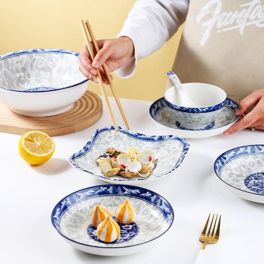 Квадратная фарфоровая тарелка «Жуи» сине-белого цвета — идеально подходит для еды, фруктов, блюд, приготовленных на пару и запеченных.