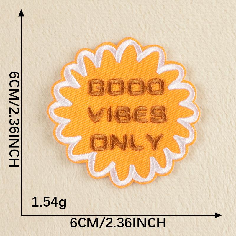 Значок-наклейка с радужной вышивкой - нашивка на аксессуар одежды