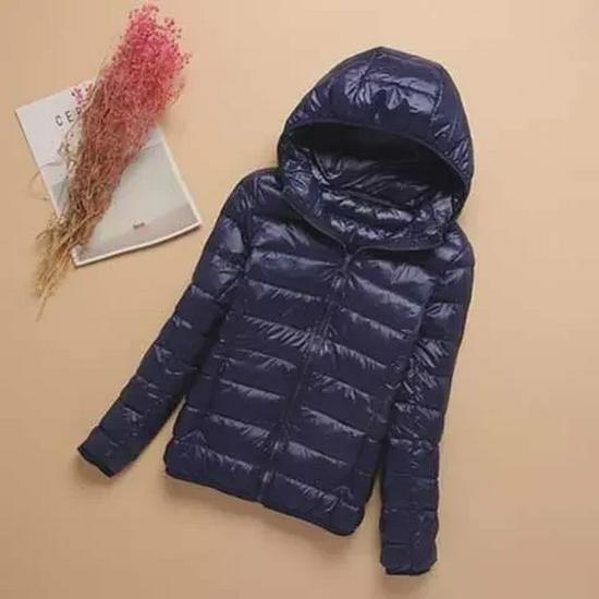 Оформление: Женская большая куртка из тонкого хлопкового пуха с капюшоном - короткая модель, воротник-стойка