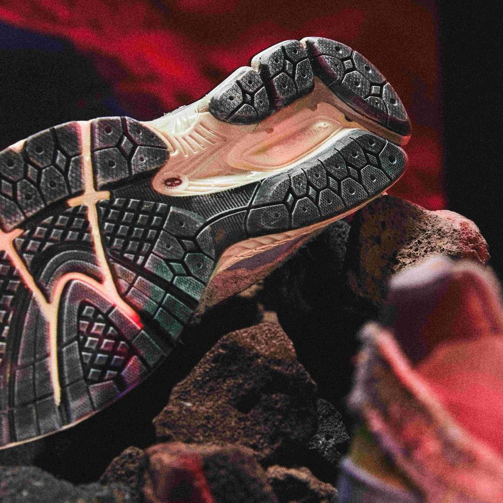 New Balance 2002R Protection Pack - Pink Unisex Sneakers Lilac-Chalk M2002RDH