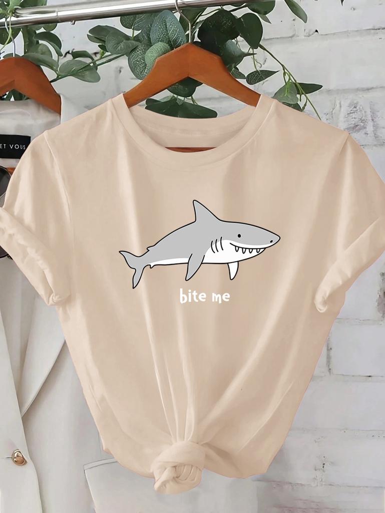 WoУнисекс Розовая Футболка с Графикой Дизайн Акула 'Bite Me' Круглый Вырез Рукав Идеально для Летних Прогулок Повседневная Одежда Эстетичная Одежда