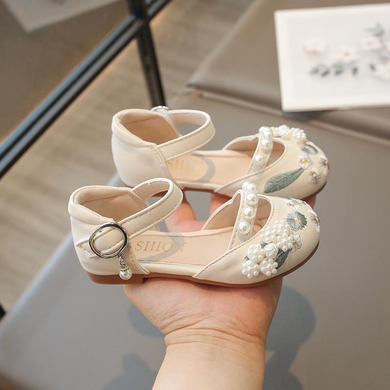 Обувь принцессы для девочек с вышивкой в этническом стиле, детские сандалии с жемчугом и милыми носочками, элегантные детские туфли на плоской подошве