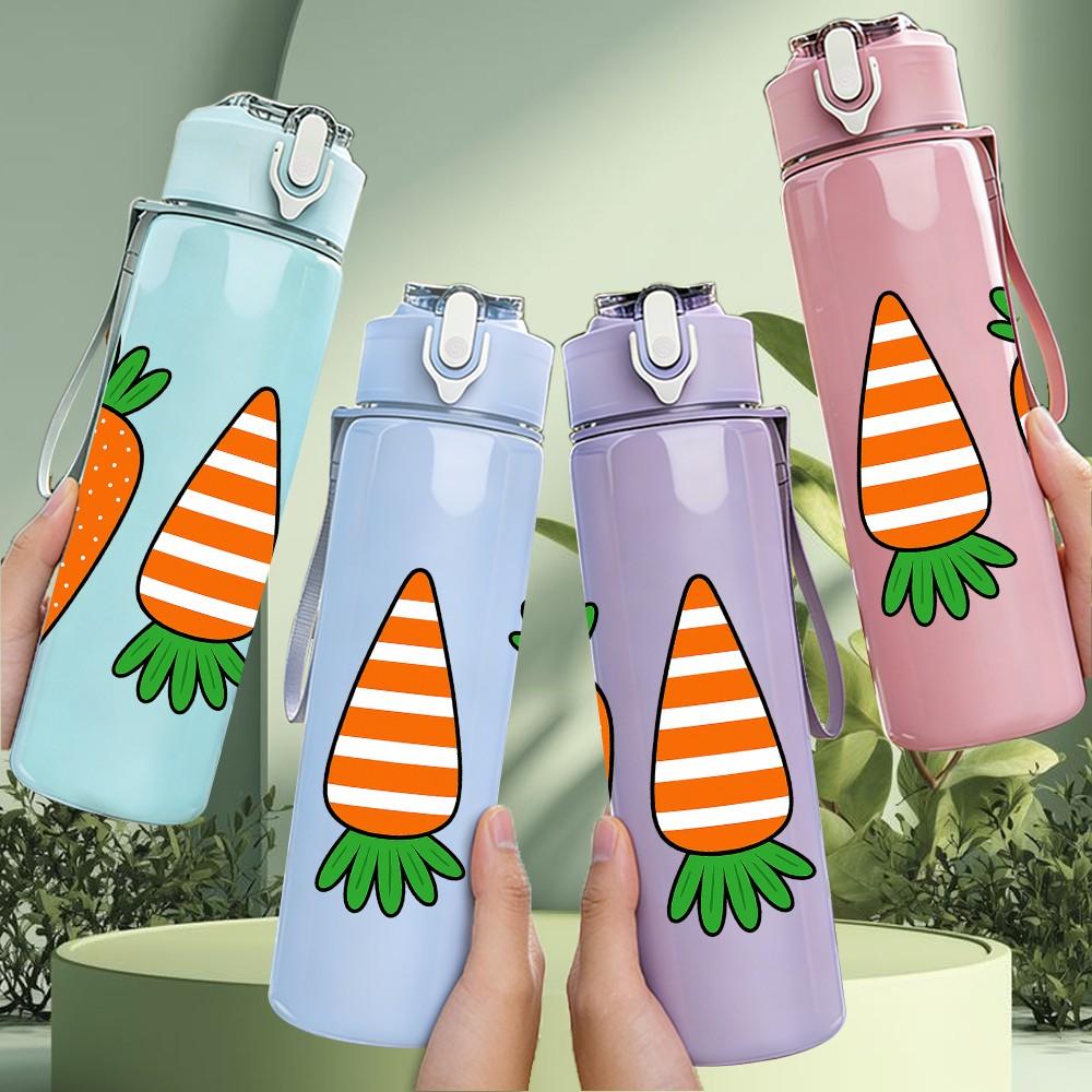 1PC Three Fresh Carrots 750ml Color Plastic Sports Water Bottle Leakproof Flip Straw Lid Suitable for Sports Office Home Use