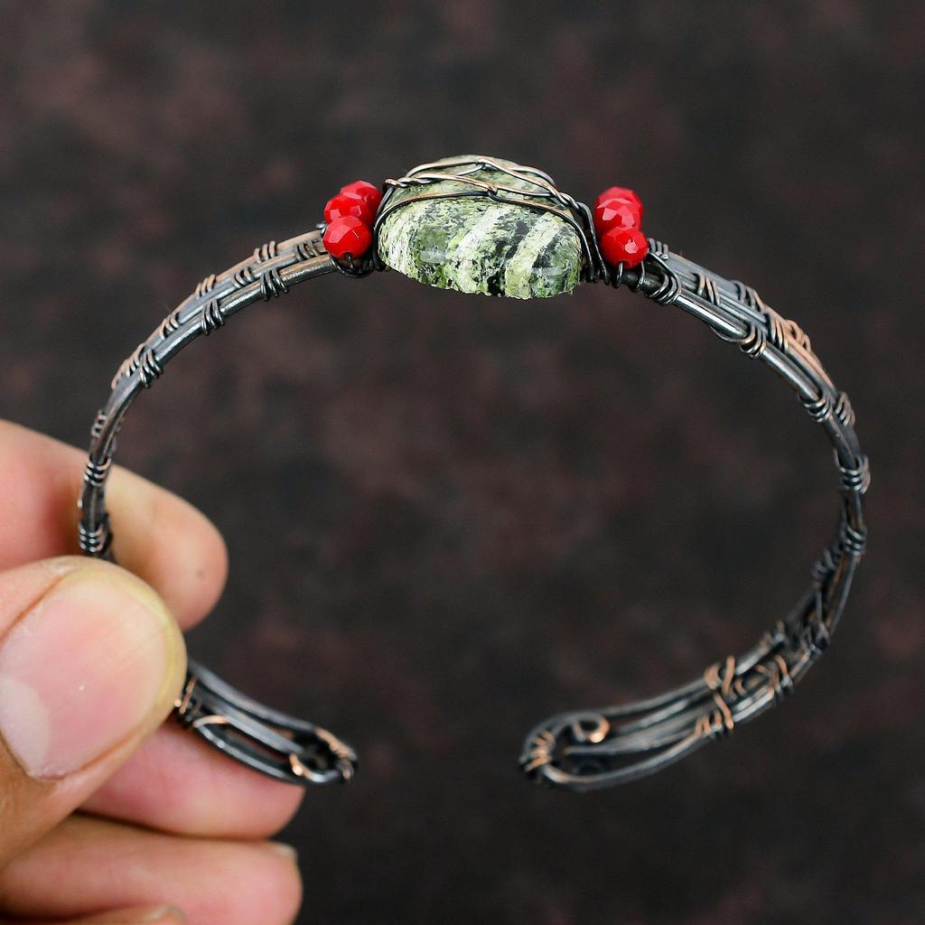 Браслет-манжета из зеленого швейцарского опала Красные коралловые бусины Манжеты из медной проволоки Ювелирные изделия из камня Регулируемые манжеты Браслет ручной работы Браслет из проволочной обмотки