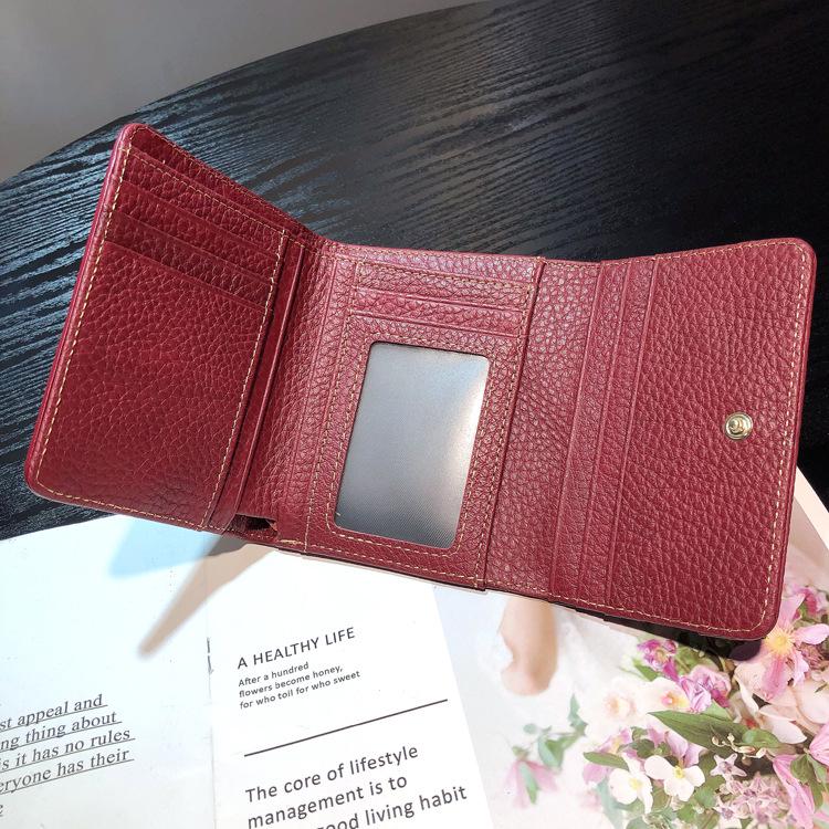 Компактный женский кошелек из коровьей кожи с несколькими отделениями для карт — стильный, вместительный и универсальный