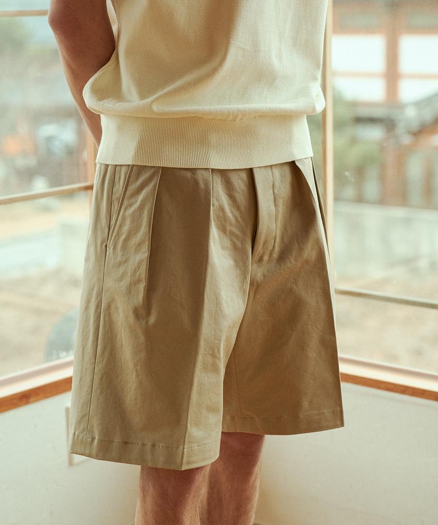 BELLIEF Основные хлопковые chino шорты с двумя складками (бежевый)
