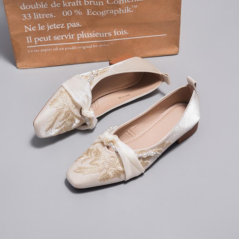 Свадебная обувь стиль новый китайский квадратный носок толстый каблук ретро одинарная обувь 2025 новая обувь ципао вышитая шапочка ladyshoes женская