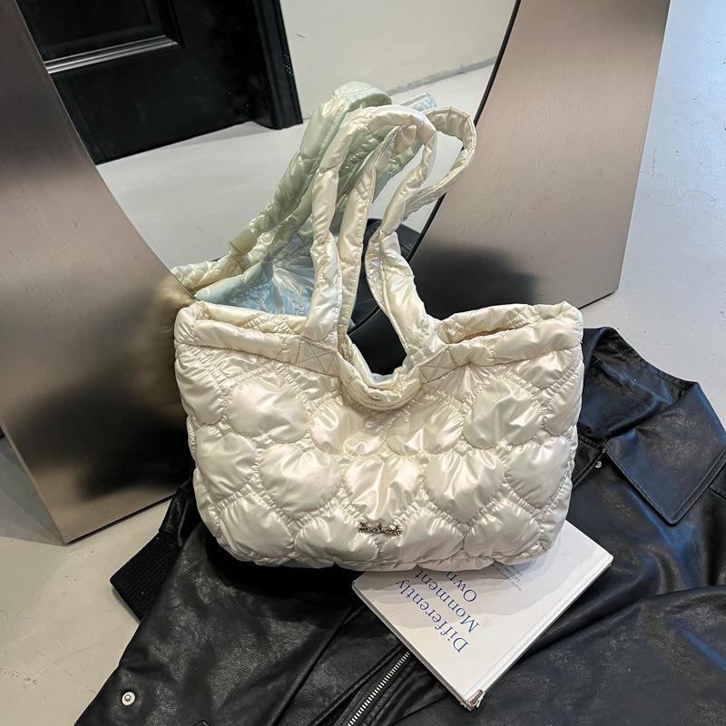 Любовь большая сумка-тоут 2025 новая пуховая сумка большая вместимость для поездок на работу нишевый дизайн плечевая сумка-подмышка