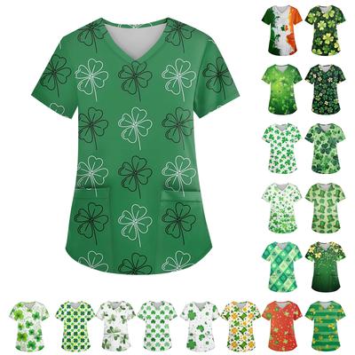 Женский топ с V-образным вырезом, принтом ко Дню святого Патрика, короткими рукавами, карманом и боковыми разрезами