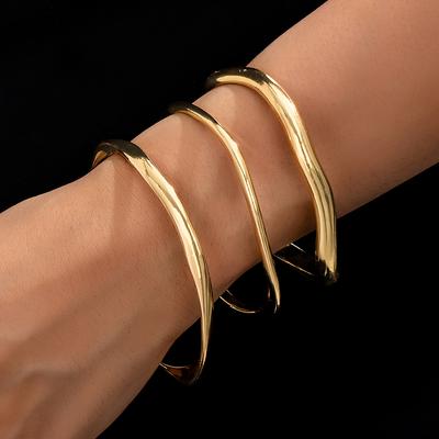 Шикарный женский браслет из трех частей в геометрическом стиле, привлекающий внимание своим ретро и минималистичным дизайном.. Это повседневный наряд, дополненный божественным артефактом.