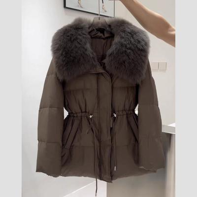 Зимняя женская куртка средней длины с воротником из лисьего меха и поясом, на белом утином пуху