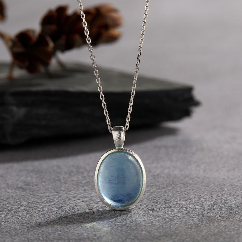 Серебряный кулон S925 с аквамарином овальной формы для женщин – Простое глухое крепление, Гладкая поверхность, Цепочка на ключицу, Дизайн высокого класса.