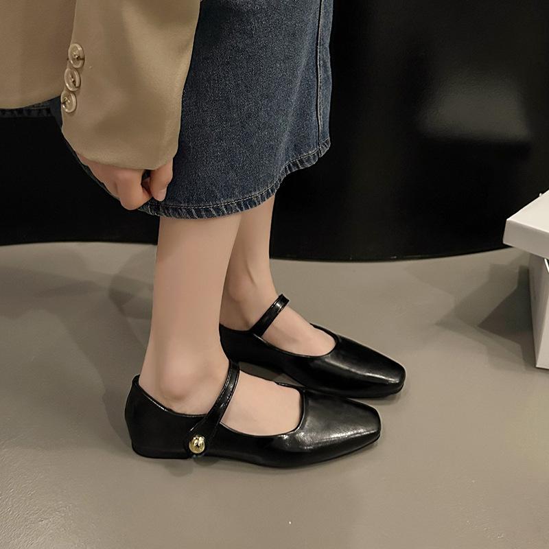 Французский темперамент ретро туфли Мэри Джейн с квадратной головкой женские 2024 новые туфли на плоской подошве с неглубоким горлом на мягкой подошве для поездок на работу