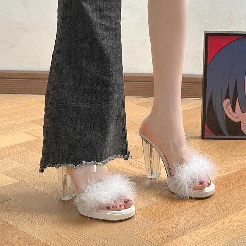 Сказочный ветер пушистые тапочки женские летние 2025 новые интернет-знаменитость толстый каблук шлепанцы на одном ремешке хрустальный высокий каблук крутые тапочки