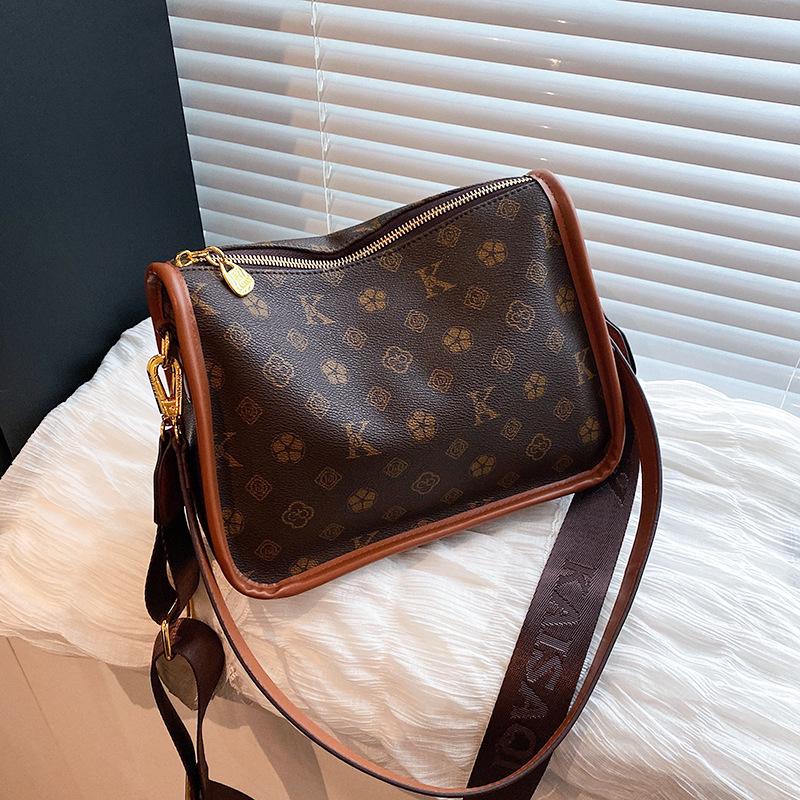 2025 Autumn Women's Retro Large Capacity Shoulder Bag with Wide Strap