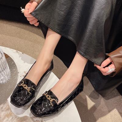 Женские туфли на низком каблуке Осень Новые Квадратный носок Неглубокий вырез Металлическая цепочка Мягкая подошва Противоскользящие Износостойкие Туфли на плоской подошве
