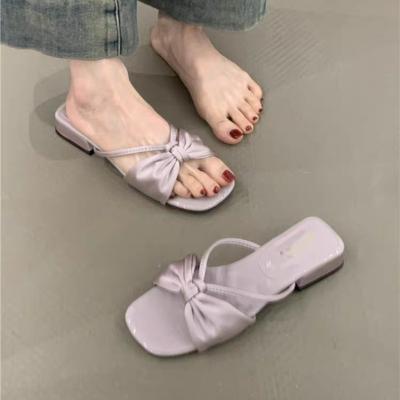 Французские сандалии женские 2025 новая летняя бант тонкий ремешок маленький толстый каблук слово с нежным литературным высоким каблуком крутые шлепанцы