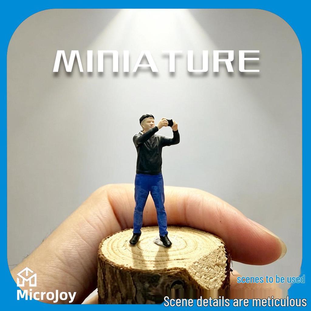 Раскрашенная смоляная мужская фигурка с телефоном - Миниатюрное 3D украшение