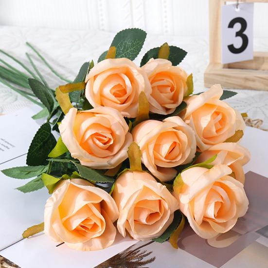 Красивый искусственный цветок, реалистично выглядящий из искусственной шелковой ткани, яркий цвет