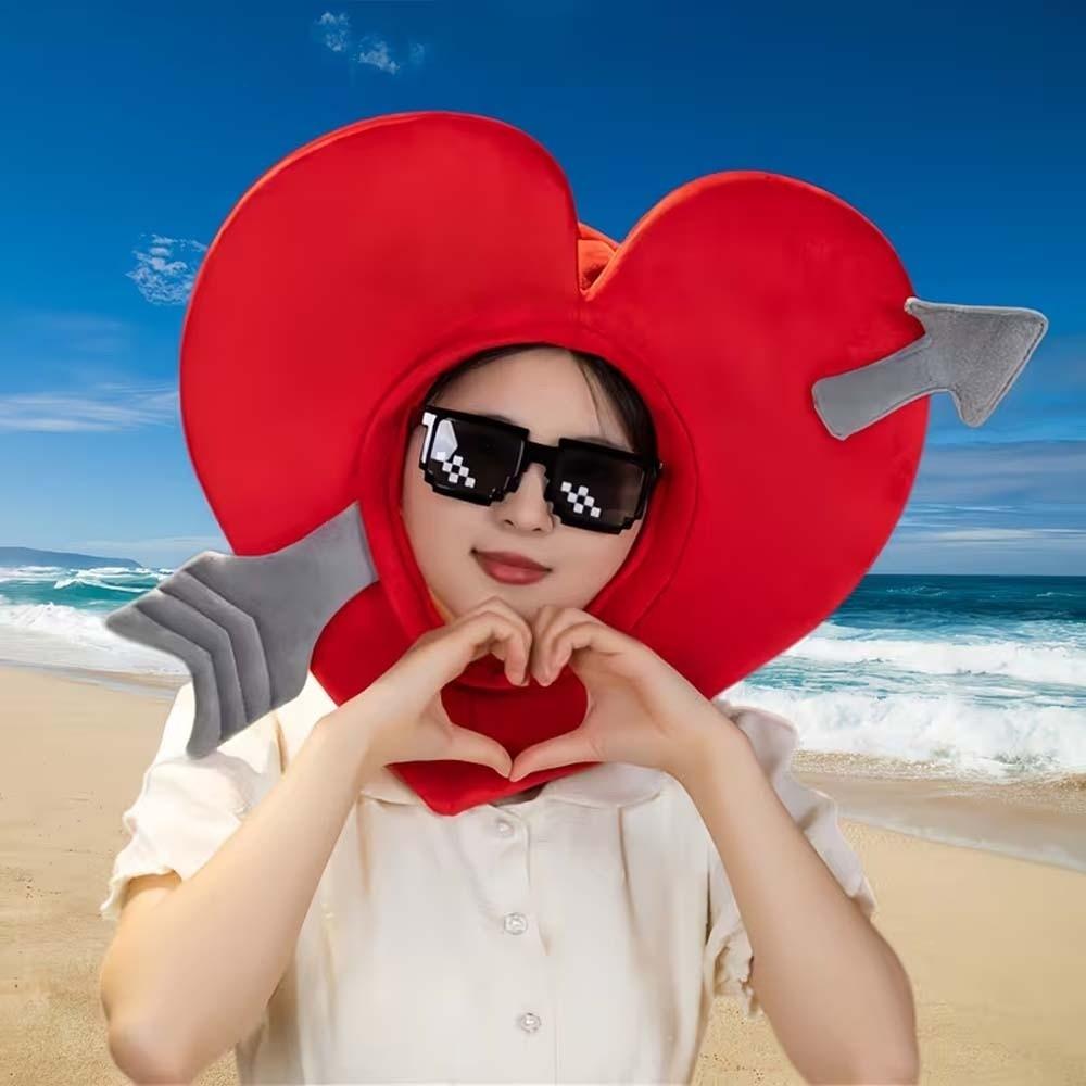 Забавные головные уборы ко Дню святого Валентина: шляпа в форме сердца, шляпа с персиковым принтом, реквизит для фотосессии, пуловер, праздничная шляпа.