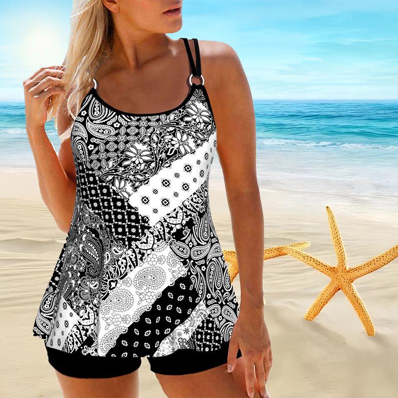 Женский купальник с бретелями и маленьким бикини с ромашками и короткой майкой.