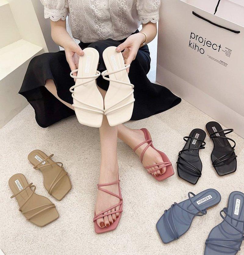 Летние тапочки с квадратной головкой, женские сандалии на плоской подошве, конфетного цвета, корейская версия 2024 года, римские сандалии, женские, новая мода, плоская подошва 2024 года