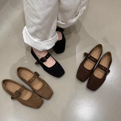 Ретро модные туфли Мэри Джейн с квадратным носком и заклепками женские осенние 2025 новые с ремешком на одной пряжке с мелким вырезом очень красивые одинарные туфли