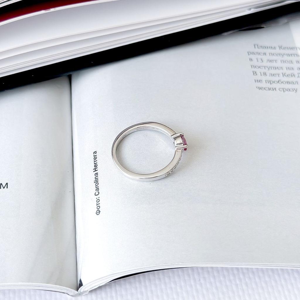 Серебряное кольцо с натуральным рубином 0.891ct, фианитами, вес изделия 1,96 гр (2165330)