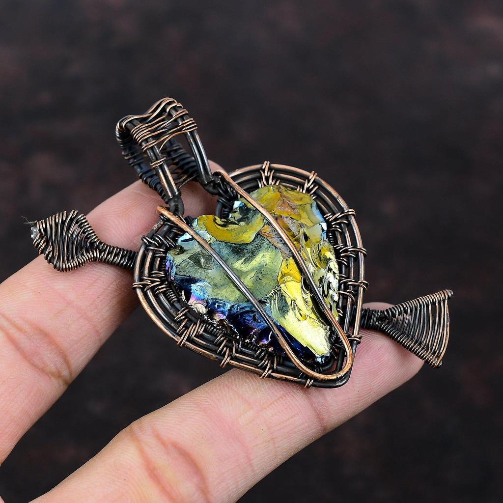 Титановый кулон "Друзы", кулон в медной проволоке, уникальный кулон с драгоценным камнем, медная проволока ручной работы, ювелирный подарок для него, кулон в форме сердца и стрелы