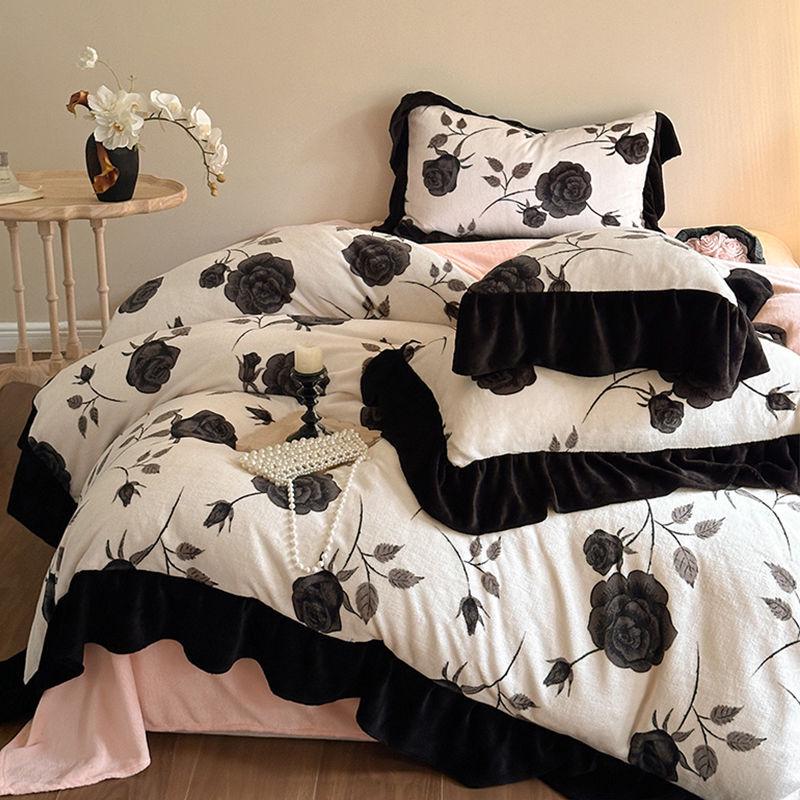 G5Z Постельное белье из молочного велюра и кружева: Утолщенный четырехсекционный комплект из фланели и кораллового флиса, двусторонний, с пододеяльником.