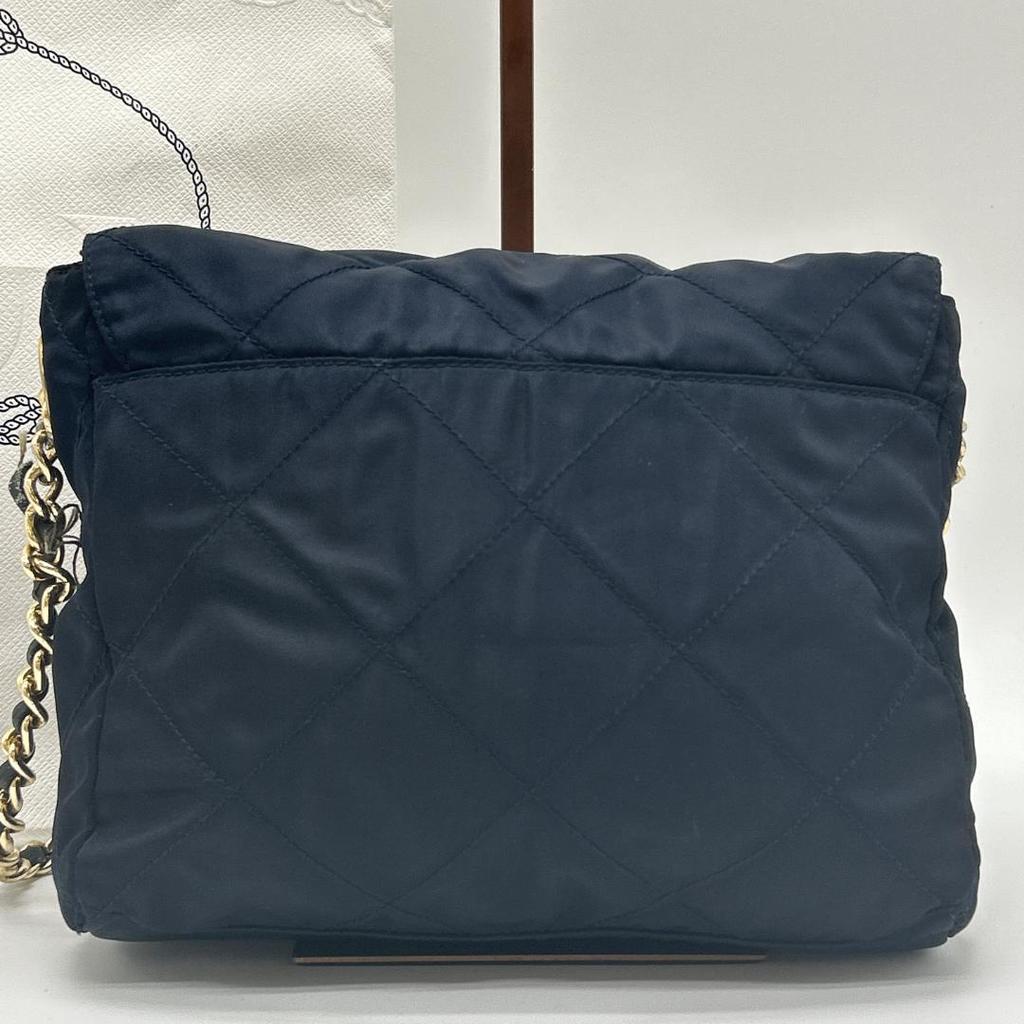 Prada Сумка на плечо Сумка-тоут На одном плечевом ремне Ткань Нейлон Стеганая Золотая цепь Треугольная металлическая пластина с логотипом Белая бирка