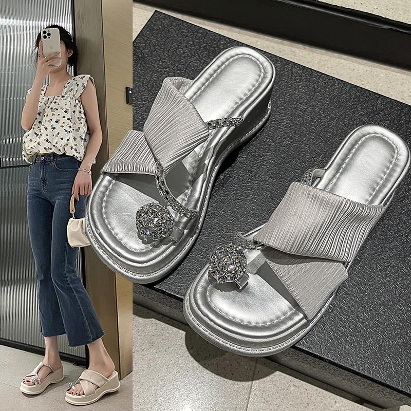 Мода 2024 года, новые домашние тапочки, туфли на платформе, женские блестящие шлепанцы, модные низкие летние желейные роскошные резиновые каблуки из искусственной кожи с копытами из ткани