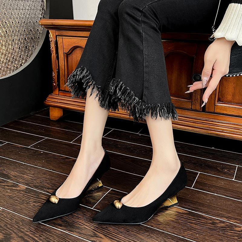 1828-17 Французские металлические кашемировые туфли с заостренным носком и неглубоким скошенным каблуком женские туфли 2024 года осень-зима новые туфли для поездок на работу на высоком каблуке