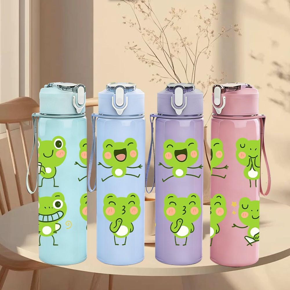 1PC Green Frog Group Cartoon Pattern 750ml Color Plastic Sports Water Bottle Leakproof Flip Straw Lid Suitable for Sports Office Home Use