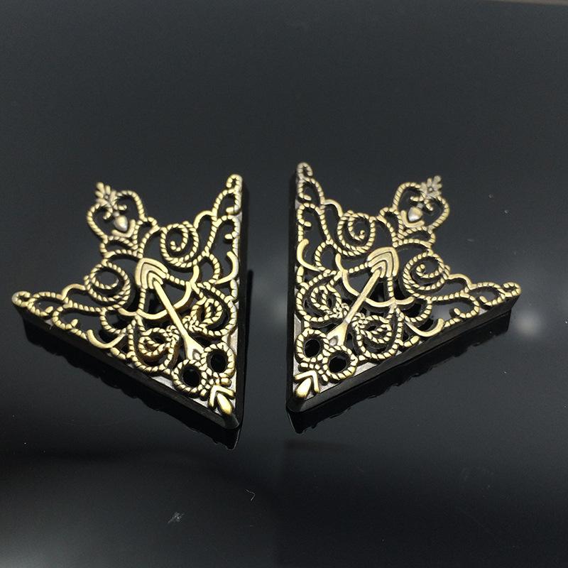 1 Pair European Vintage Luxury Collar Metal Triangle Buckle Men's Women's Suit Shirt Lapel Bronze Hollow Pins Clothing DIY Badge